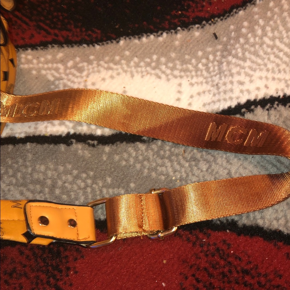 💋 Tan Backpack with Gold Accents🥰 This bag is sooo AWESOME - Picture 10 of 16